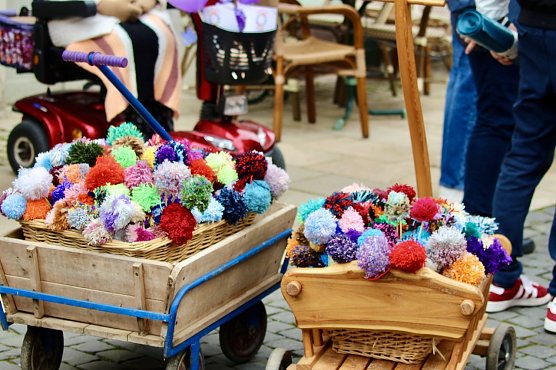 Das Team der Truhe hat Hunderte von Bommeln aus dem vergangenen Jahr ges&auml;ubert und f&uuml;r den Bommel-Blumenumzug fit gemacht (Foto: Eva Maria Wiegand)