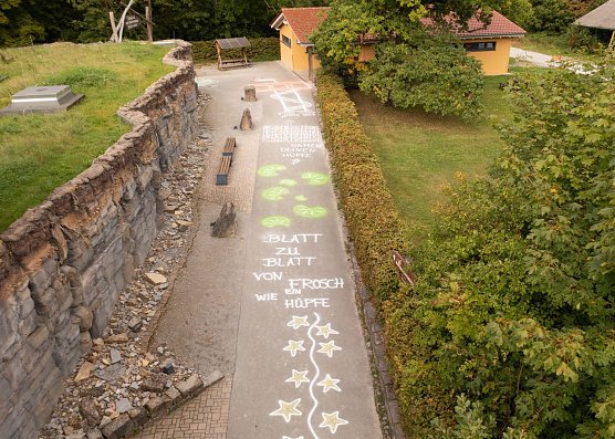 H&uuml;pfender Osterspa&szlig; am Baumkronenpfad (Foto: KTL Bad Langensalza)