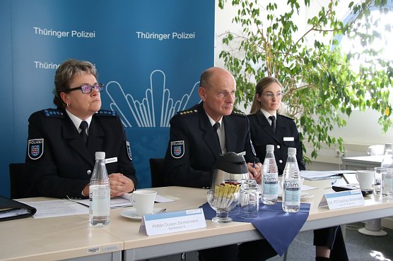 v.l. Polizeihauptmeisterin Doreen Zimmermann und Polizeidirektor Matthias Bollenbach  (Foto: agl)