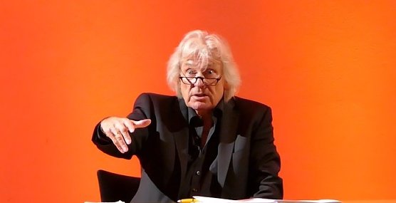 Der Schauspieler und Autor Burkhard Jahn w&auml;hrend einer Lesung ganz in seinem Element (Foto: Agentur)