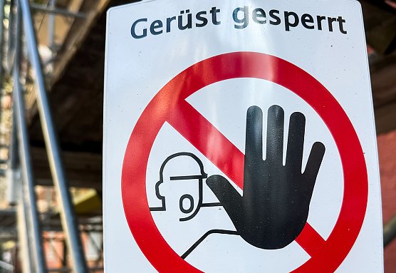 Warnschild auf einer Baustelle (Foto: IG BAU)