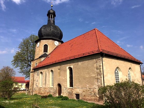 Der Turm der St.-Wigberti-Kirche in Altengottern wird neu bekr&ouml;nt (Foto: Evangelischer Kirchenkreis M&uuml;hlhausen)