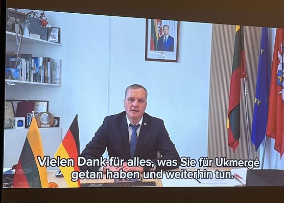 Ukmerges B&uuml;rgermeister Darius Warnas &uuml;bermittelte seine Gl&uuml;ckw&uuml;nsche an Volker P&ouml;hler per Videobotschaft (Foto: Eva Maria Wiegand)