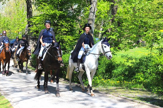 Novalisritt: Die Reiterinnen des "Gest&uuml;ts Hainleite aus Niederb&ouml;sa" erreichen das Seniorenzentrum Am Waidhof der Novalis Diakonie in Schloss Sophie von K&uuml;hn in Gr&uuml;ningen (Foto: Eva Maria Wiegand)