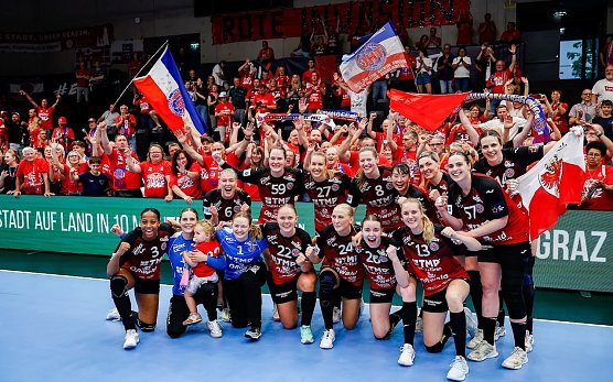 Die jubelnden THC-Champions gestern Abend nach dem Halbfinalsieg mit ihren Fans (Foto: Th&uuml;ringer HC)