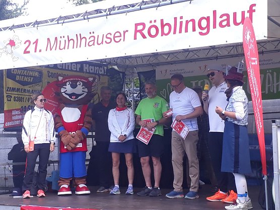 Er&ouml;ffnungszeremonie des 21. R&ouml;blinglaufs in M&uuml;hlhausen, u.a. mit Ministerpr&auml;sident, Landrat und "Muskelkater" (Foto: Markus Fromm)
