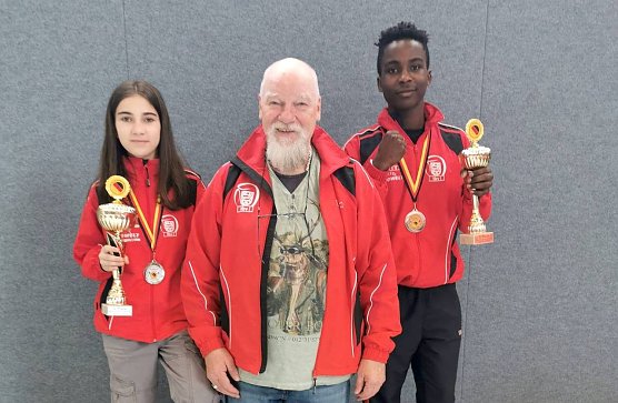 Arnesa Zenelaj und Samuel Ediga mit ihren Pokalen (Foto: F.Becker) Arnesa Zenelaj und Samuel Ediga mit ihren Pokalen (Foto: F.Becker)