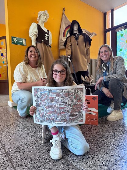 v. l.: Anke Wandt (Schulleiterin der Nikolaischule M&uuml;hlhausen), Frieda Pohl (8), Melanie Kura (Stadtmarketing) (Foto: Stadt M&uuml;hlhausen)