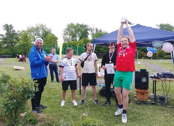 Markus Fromm (links/KSB) &uuml;berreicht Medaillen und den Siegerpokal beim Sportfest der Diako in Bad Langensalza  (Foto: Thomas Kitter )