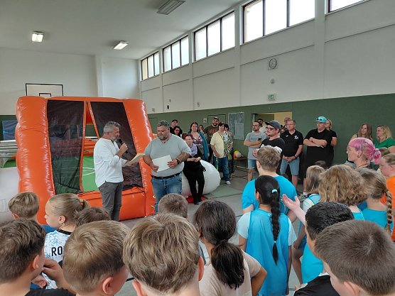 Landrat Thomas Ahke &uuml;berreicht Tobias Benich den Ehrenbrief mit Ehrennadel des Freistaats Th&uuml;ringen (Foto: Markus Fromm)