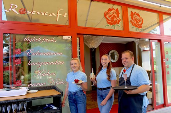 Das freundliche Serviceteam im Rosencaf&eacute; erwartet seine G&auml;ste (Foto: Eva Maria Wiegand)