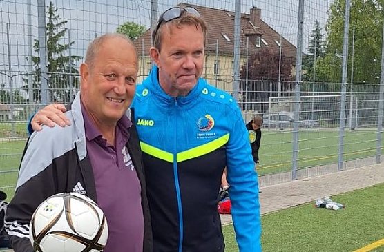 Joachim Möschl (links) wird von Hardy Krause als Sportlehrer verabschiedet (Foto: Florian Fischer) Joachim Möschl (links) wird von Hardy Krause als Sportlehrer verabschiedet (Foto: Florian Fischer)
