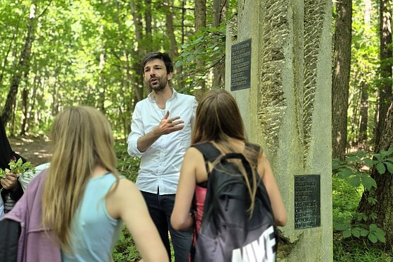 Referent Christoph Mauny von der Mal-und Zeichenschule Weimar beim Besuch des ehemaligen Konzentrationslager-Au&szlig;enlagers Martha II in M&uuml;hlhausen mit der Klasse 6a der Thomas-M&uuml;ntzer-Schule (Foto:  Maria Weiland/Kirchenkreis M&uuml;hlhausen)