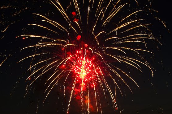 Rote Rosen am Nachthimmel &uuml;ber Bad Langensalza (Foto: Michael Osinzew)