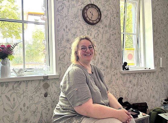 Susann Kaminski in ihrem hellen und freundlichen Empfangsraum (Foto: oas)