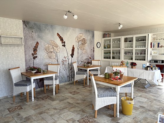 Fr&uuml;hst&uuml;cksraum und Versammlungsort mit angeschlossener Gemeinschaftsk&uuml;che im neuen G&auml;stehaus (Foto: oas)