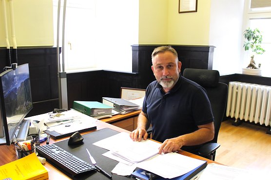 Alle H&auml;nde voll zu tun: B&uuml;rgermeister Matthias Reinz an seinem Schreibtisch im Langensalzaer Rathaus (Foto: Eva Maria Wiegand)