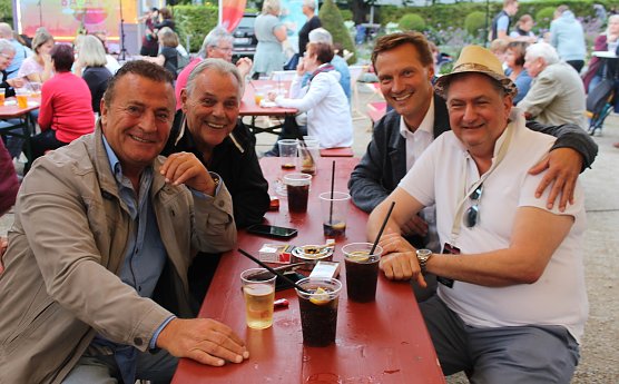 Typische Feierabendgesichter im "SummAIR" 2025 (Foto: Eva Maria Wiegand)