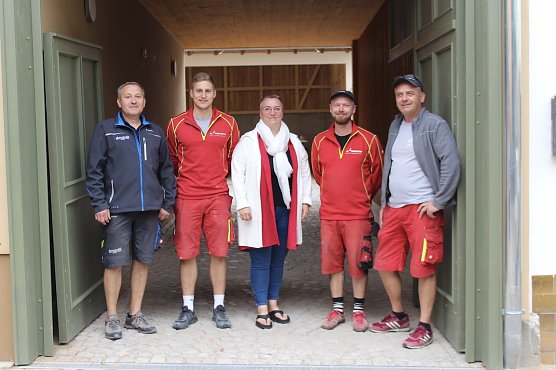 Alexandra Anton-Dollhofer inmitten "ihrer" Elektrikertruppe der Firma Blumschein (Foto: Eva Maria Wiegand)