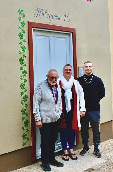 Drei Generationen vor dem neuen Objekt: Hans-Otto Anton, Alexandra und Max Anton-Dollhofer (Foto: Eva Maria Wiegand)