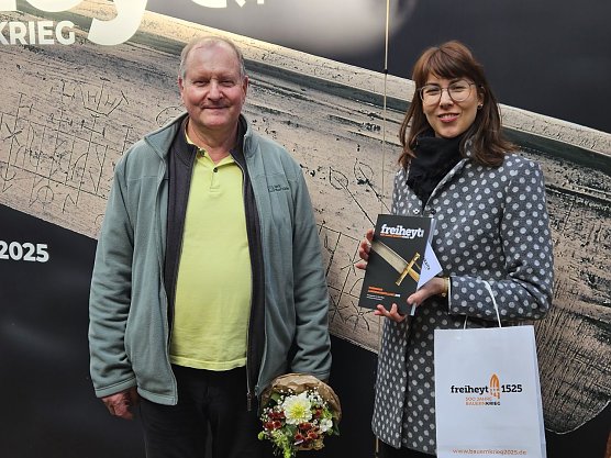  Der Jubil&auml;umsbesucher aus Weimar erhielt zur Feier des Tages einen Blumenstrau&szlig; und ein kleines Pr&auml;sent von der stellvertretenden Direktorin Sarah P&ouml;nicke. (Foto: Matthias Nolte, M&uuml;hlh&auml;user Museen)