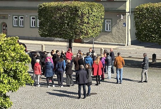 Teilnehmer der Transferveranstaltung in Bad Langensalza bei der Stadtf&uuml;hrung auf dem T&ouml;pfermarkt (Foto: oas)