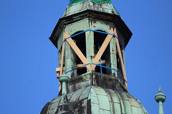 Gesicherter Turm der Marktkirche in Bad Langensalza vor dem Beginn der Sanierungsma&szlig;nahmen (Foto: Eva Maria Wiegand)