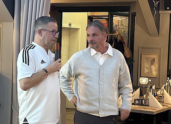 Wollen weiter zusammenarbeiten: Präsident und Cheftrainer im Gespräch (Foto: oas) Wollen weiter zusammenarbeiten: Präsident und Cheftrainer im Gespräch (Foto: oas)