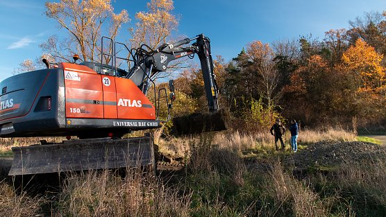 Unter Einsatz von Baggern, LKW, R&uuml;ttelplatten und dem firmeneigenen Know-how konnte von der Universal Bau GmbH eine stark beanspruchte Stelle des Weges wieder in einen naturschutzfachlich und funktional optimalen Zustand versetzt werden. (Foto: Michael Kaufmann | MIKAMEDIA)