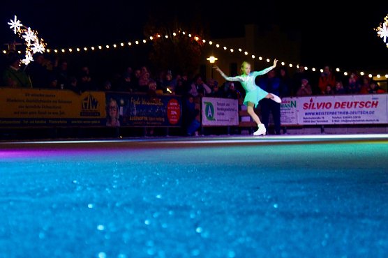 Eiskunstl&auml;uferin bei der Er&ouml;ffnungsparty der Eisbahn im Schl&ouml;sschenpark (Foto: Eva Maria Wiegand)