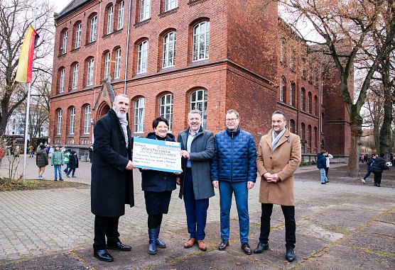 Infrastrukturminister Steffen Sch&uuml;tz &uuml;bergab einen Zuwendungsbescheid an den Landrat des Unstrut-Hainich-Kreises, Thomas Ahke (Mitte) (Foto: "TMDI / B. Schmidt" )