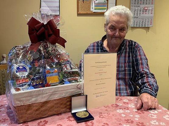 Dietrich Kugel sendet seit 25 Jahren Wetterdaten an den Deutschen Wetterdienst und erhielt daf&uuml;r eine Ehrenmedaille vom Bundesministerium (Foto: Schramm)