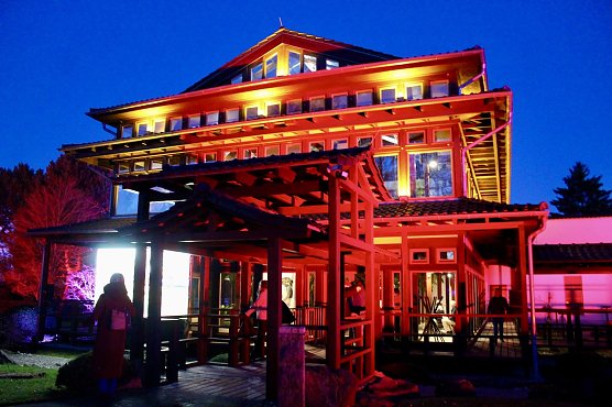 Lichterpoesie im Japanischen Garten in Bad Langensalza (Foto: Eva Maria Wiegand) Lichterpoesie im Japanischen Garten in Bad Langensalza (Foto: Eva Maria Wiegand)