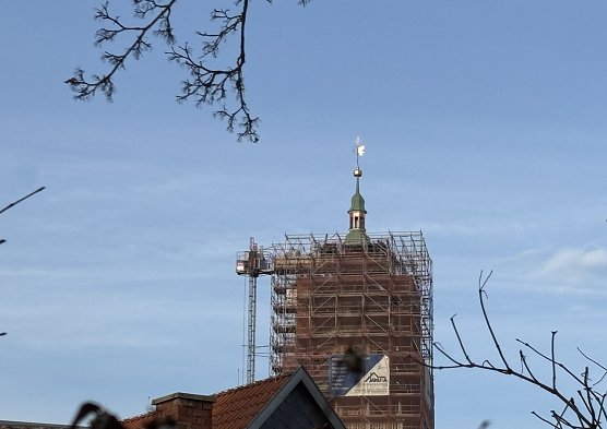 Kirchturmspitze erstrahlt in neuem Glanz: Bad Langensalzaer Marktkirche  (Foto: uhz)
