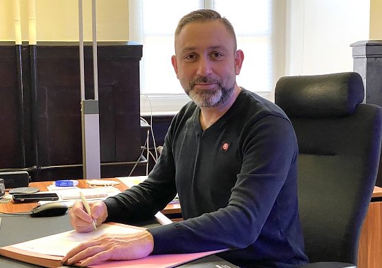 B&uuml;rgermeister Reinz w&uuml;nscht Frohe Weihnachten und einen Guten Rutsch! (Foto: uhz Archiv)