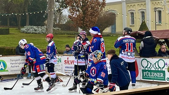 Thüringer Eishockeymeister auf der Eisbahn in Bad Langensalza (Foto: Eva Maria Wiegand) Thüringer Eishockeymeister auf der Eisbahn in Bad Langensalza (Foto: Eva Maria Wiegand)