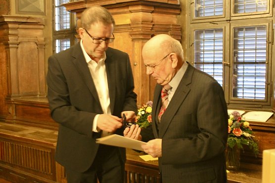 Ehrung verdienter Stadtr&auml;te im Ratssaal in M&uuml;hlhausen - Ehrung f&uuml;r sein Lebenswerk von OB Dr. Johannes Bruns (li.) f&uuml;r  Stadtratsmitglied Manfred Eck (re.) (Foto: Eva Maria Wiegand)