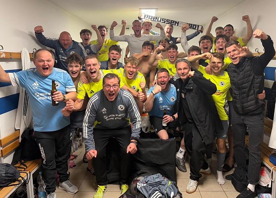 Grenzenloser Jubel in der Preu&szlig;en-Kabine nach dem Ausw&auml;rts-Coup in Dachwig (Foto: FESV Preu&szlig;en)