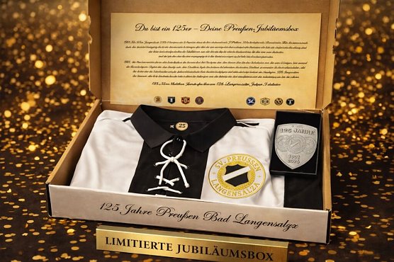 Diese Box mit Retro-Trikot gibt es morgen im Stadion der Freundschaft zu erwerben.  (Foto: FSV Preu&szlig;en )