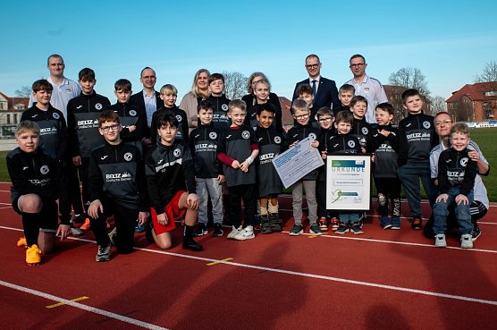 Erfreute Preu&szlig;en bedanken sich f&uuml;r die F&ouml;rderung (Foto: FSV Preu&szlig;en)