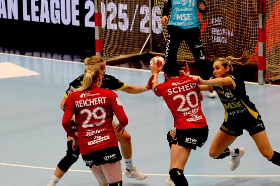 Johanna Reichert und Jana Scheib gehörten zu den Aktivposten des THC (Foto: Eva Maria Wiegand) Johanna Reichert und Jana Scheib gehörten zu den Aktivposten des THC (Foto: Eva Maria Wiegand)