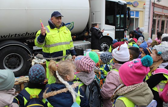 In welche M&uuml;lltonne kommt die elektrische Zahnb&uuml;rste? Mitarbeiter Mario Fischer von der Abfallwirtschaft erkl&auml;rt den Kindern die M&uuml;lltrennung (Foto: Eva Maria Wiegand)