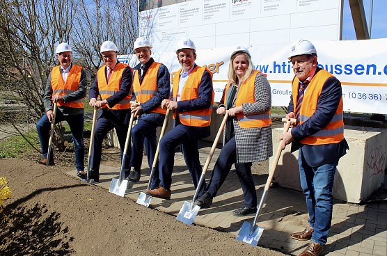 v.li.n.re Reinhard Mascher (B&uuml;rgermeisters der Gemeinde Herbsleben);  Ministerpr&auml;sident Mario Voigt (CDU); Christian Hirte Parlamentarischer Staatssekret&auml;r beim Bundesminister f&uuml;r Verkehr (CDU); Landrat des Unstrut-Hainich-Kreises Thomas Ahke; Jane Croll (CDU); Dipl.-Ing. Erhard Georgi (HTI Greu&szlig;en) (Foto: Eva Maria Wiegand)