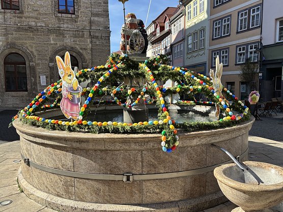 Osterbrunnen auf dem Langensalzaer Rathausplatz (Foto: uhz) Osterbrunnen auf dem Langensalzaer Rathausplatz (Foto: uhz)