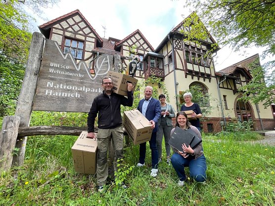 Erreichbarkeit kommen. Zu sehen sind v.l.n.r.: Dr. Jochen Schaub, Sachgebietsleiter Management und Infrastruktur, Nationalparkleiter R&uuml;diger Biehl, Sekret&auml;rin Nadine Nennewitz, Franziska Bayer, Sachgebietsleiterin Information und Umweltbildung, und die B&uuml;roleiterin Elke Daut.  (Foto: Lisa M&auml;der)