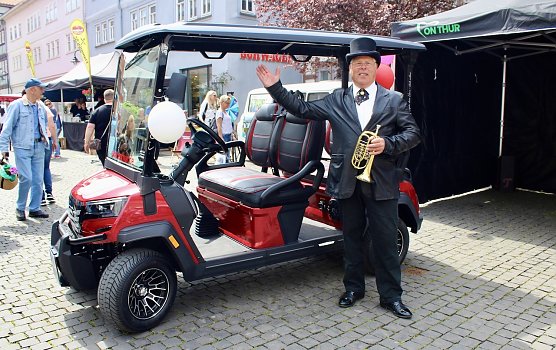 Gästeführer Knut Seifert mit dem Golf-Car (Foto: Eva Maria Wiegand) Gästeführer Knut Seifert mit dem Golf-Car (Foto: Eva Maria Wiegand)