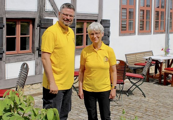 v.re.n.li Vorsitzende des F&ouml;rdervereins der st&auml;dtischen Museen Bad Langensalza, Sabine Tominski und Patrick Kosiol (Schatzmeister des Vereins) freuen sich auf die neue Heilpflanze (Foto: Eva Maria Wiegand)