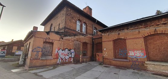 Das Bahnhofsgeb&auml;ude von Berga-Kelbra im Jahre 2025. In den 80er Jahren st&auml;rkte sich unser Autor darin noch mit einem deftigen Steak und trank regionales Bier. Heute ist man Wind und Wetter ausgesetzt. (Foto: Bodo Schwarzberg)