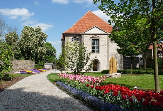 Bild: Kirche, Weg mit Blumen