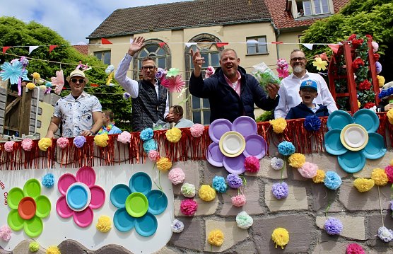 Bild: Feiernde Menschen